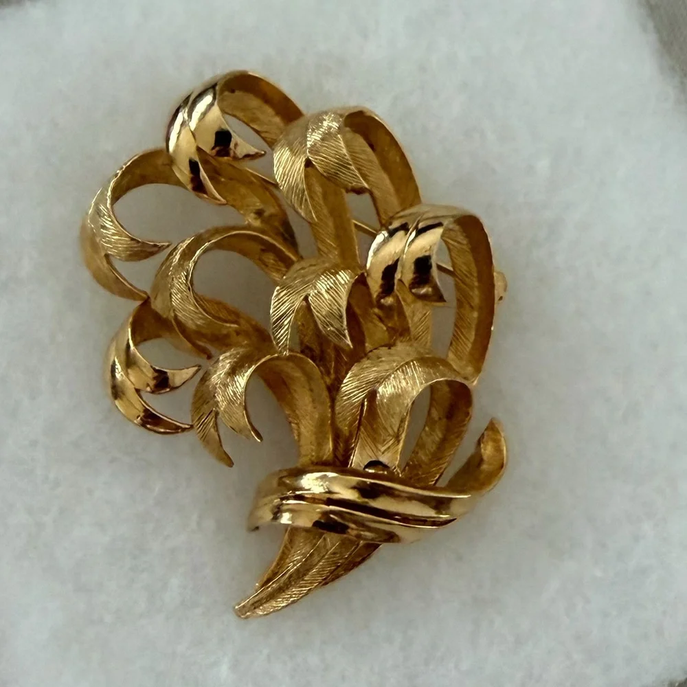 Vintage Lisner Curled Textured Ribbon Spray Gold Tone Brooch | Mid Century Pin